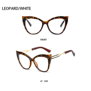 Vues de face et à 45 degrés de lunettes de soleil œil-de-chat léopard avec branches dorées