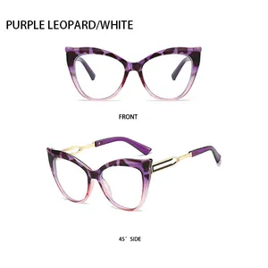 Détail de lunettes œil-de-chat imprimé léopard violet avec branches dorées ajourées