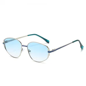 Polygonale Metall-Sonnenbrille mit Silberrahmen und blauem Verlauf für Damen