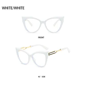 Vue de face et à 45 degrés de lunettes de soleil œil-de-chat blanches avec détails dorés
