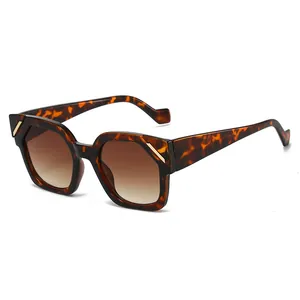 Lunettes de soleil œil-de-chat polygonales écaille avec verres dégradés bruns et métal doré