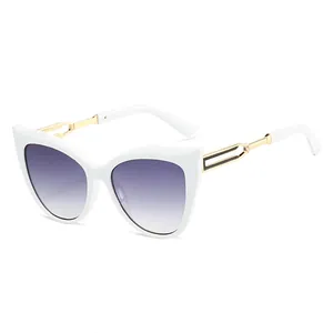 Lunettes de soleil œil de chat, monture blanche, verres dégradés violets et branches dorées