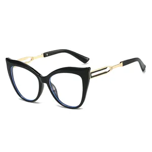 Lunettes de soleil œil de chat chic avec monture noire et branches dorées géométriques