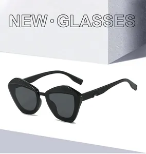 Détail macro de lunettes de soleil papillon noires avec monture géométrique texturée