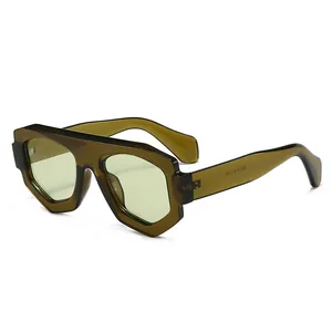 Lunettes de soleil géométriques vert olive avec monture translucide et verres teintés tendance