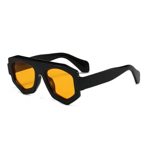 Lunettes de soleil polygonales avec monture noire épaisse et verres orange