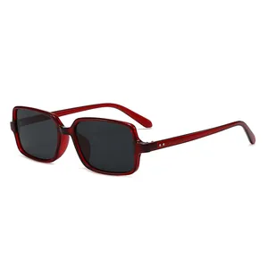 Occhiali da sole squadrati vintage con montatura rosso scuro e lenti nere sfumate