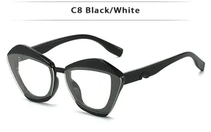 Détail de lunettes papillon avec texture tressée sur la monture noire et blanche