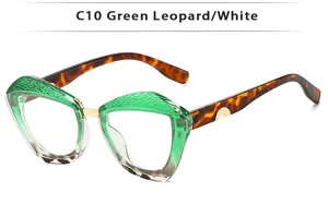 Détail de lunettes papillon vertes avec branches léopard et accents en métal doré