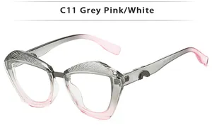 Détails de lunettes papillon avec monture dégradé gris rose et texture ciselée précise
