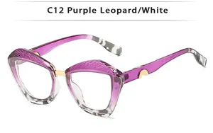 Détail de lunettes papillon œil-de-chat avec texture tissée violette et accents dorés
