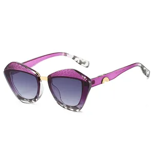Lunettes de soleil papillon pour femmes avec verres dégradés violets et détails dorés