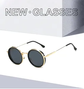 Détail de lunettes de soleil rondes vintage avec monture en métal doré strié
