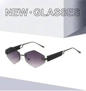 Détail de lunettes de soleil triangle sans monture avec verres géométriques dégradés violets