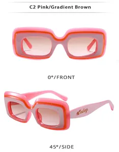 Vues de face et de côté à 45 degrés de lunettes de soleil carrées roses à dégradé brun