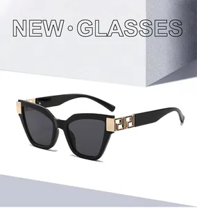 Gros plan sur lunettes de soleil œil-de-chat noires avec détail en métal doré