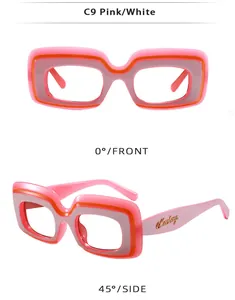 Détails de lunettes rectangulaires roses et blanches montrant le logo doré sur la branche
