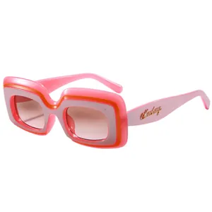 Lunettes de soleil carrées tricolores rose orange et violet avec logo doré