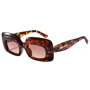 Lunettes de soleil carrées écaille de tortue avec verres dégradés marron et détails dorés