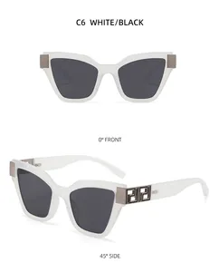 Vue détaillée de lunettes de soleil œil-de-chat blanches avec motif Greca sur les branches