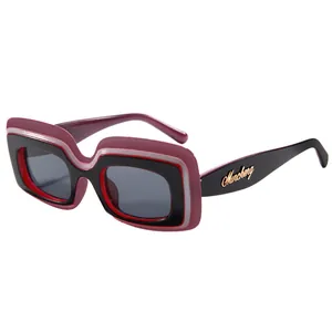 Lunettes de soleil carrées à la mode avec montures multicolores et verres gris foncé