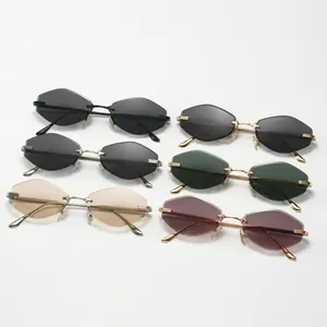 Gros plan de lunettes de soleil hexagonales sans monture en diverses teintes de verres