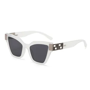 Lunettes de soleil œil de chat blanches transparentes avec décor grec et verres noirs
