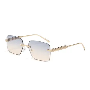 Gafas de sol cuadradas sin montura con lentes degradadas y patillas doradas