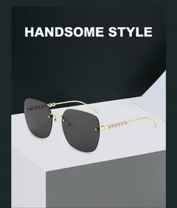 Détail de lunettes de soleil carrées sans monture avec branches dorées et perles
