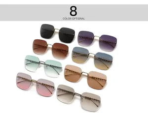 Détail de huit lunettes de soleil carrées sans monture avec branches ornées de perles