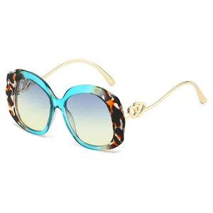 Fashion oval sunglasses with scalloped bicolor frames and heart-shaped metal accents