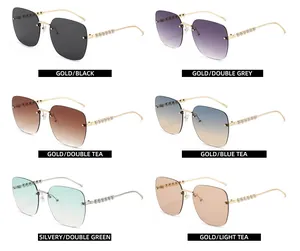 Vue en matrice de lunettes de soleil carrées sans monture avec branches ornées de perles