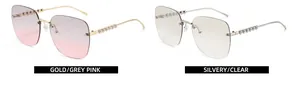Détail de lunettes de soleil carrées sans monture avec branches ornées de perles