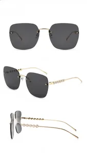 Vues détaillées de lunettes de soleil carrées sans monture avec détails perles