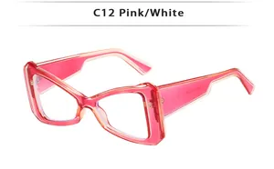 Détail des lunettes œil-de-chat dégradé rose et blanc C12 avec monture transparente