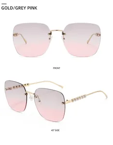 Détail de lunettes de soleil carrées sans monture avec perles sur branches dorées