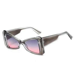 Lunettes de soleil papillon tendance avec monture grise et verres dégradés violets