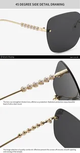 Détail de lunettes de soleil carrées sans monture avec charnières dorées ornées de perles