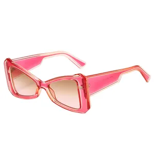 Lunettes de soleil œil de chat modernes avec monture rose translucide et verres dégradés