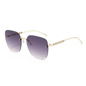 Lunettes de soleil carrées sans monture avec verres dégradés violets et perles