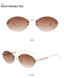 Detail einer randlosen ovalen Sonnenbrille mit Goldrahmen und weißen Perlenbügeln