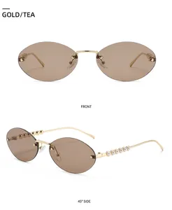 Detail einer randlosen ovalen Sonnenbrille mit Goldbügeln und Perlenverzierung