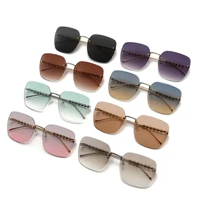 Lunettes de soleil carrées sans monture en huit coloris avec branches perlées chic