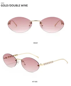 Detailansicht goldener Metallbügel mit Perlenbesatz bei randloser weinroter Sonnenbrille
