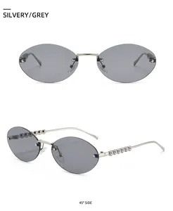 Detail einer randlosen ovalen Sonnenbrille mit Silberrahmen und eleganten Perlenbügeln