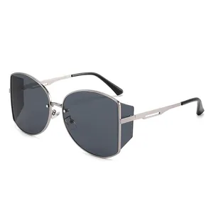 Retro-Sonnenbrille mit Metallrahmen und grauen Gläsern aus einem 45-Grad-Winkel gezeigt