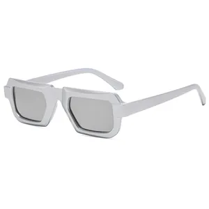 Lunettes de soleil rectangulaires argent mat futuristes avec monture épaisse et verres gris