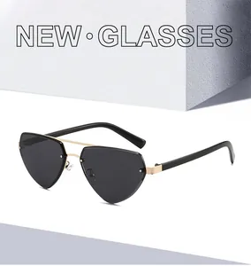 Detailopname van het gouden geometrische frame en donkere glazen op trendy zonnebrillen