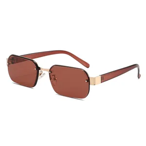 Lunettes de soleil carrées en métal avec verres bruns et pont doré pour un look street style