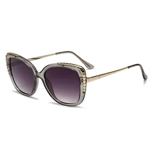 Fashionable butterfly frame sunglasses with gradient lenses and gold metallic woven temples